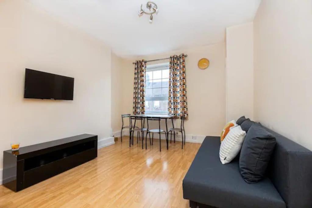 Tranquil 1br In South Bank With Onsite Parking Londra